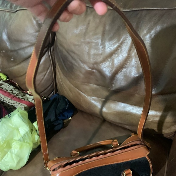 Medium size Brown and black dooney and bourke purse. Very clean 3 inside pocket - Picture 5 of 8